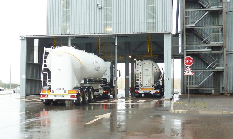 The plant serves the northern half of France, with around 40% of dispatches by road. Over 1000t/day heads straight to Paris.