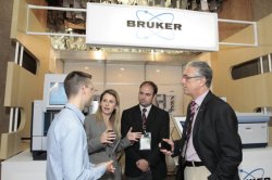 Animated discussions at the Bruker do Brasil stand.
