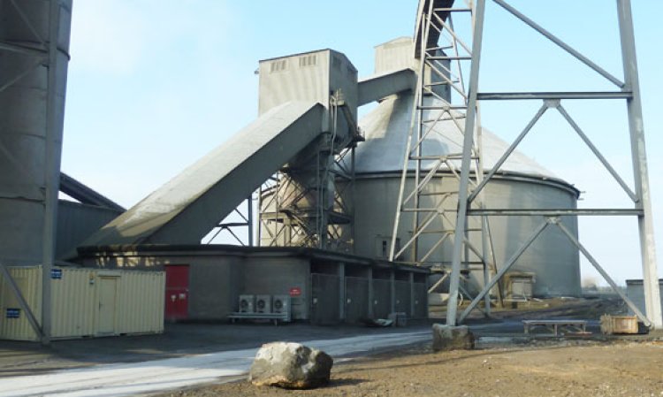 Clinker is currently fed into the plant’s 100,000t clinker silo from Kiln 8 via the conveyor shown to the left of the image. The conveyor overhead was previously used to transport clinker from Kiln 7 and is still occasionally used to transport clinker brought in from Hanson’s other sites.