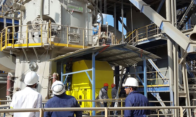 Commissioning a Menzel motor for a cement mill in Colombia.