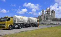 A Trans Los cement tanker outside one of Cimpor's cement plants. The haulage company recently celebrated its 50th anniversary.
