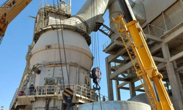 A new roller tyre being installed in the plant’s Loesche cement mill in 2019.