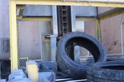 After tyre singulation, tyres are conveyed to a chain conveyor, where hooks pick up individual tyres and take them to the feed-point. An ingenious slide device smoothly delivers them to the final feed conveyor.