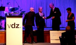 Duncan Herfort receiving the Klaus Dyckerhoff Prize at the VDZ Awards Gala Dinner.