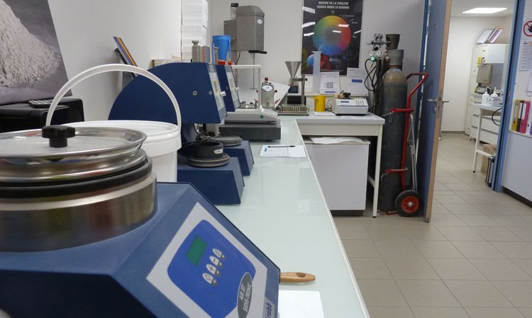 The plant’s laboratory acts as the reference facility for the Ecocem group, thanks to its modern equipment and central location within the group’s operations.