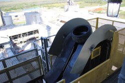 After tyre singulation, tyres are conveyed to a chain conveyor, where hooks pick up individual tyres and take them to the feed-point. An ingenious slide device smoothly delivers them to the final feed conveyor.