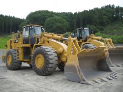 988 H series heavy wheel loader, with a 992 K series in background.