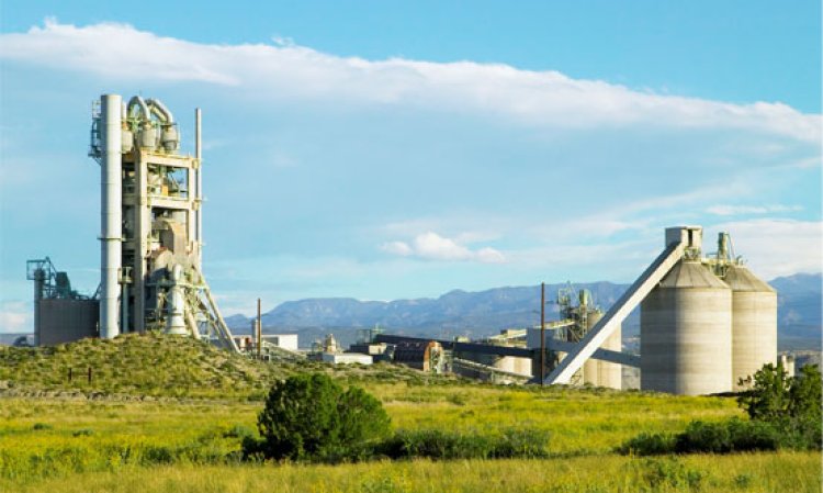 The Holcim Portland plant in Colorado. Originally established in 1897, the plant has undergone numerous changes over the years and today operates a 20-year-old 5-stage preheater line with calciner that can produce more than 5000t/day of clinker (1.6Mt/yr).