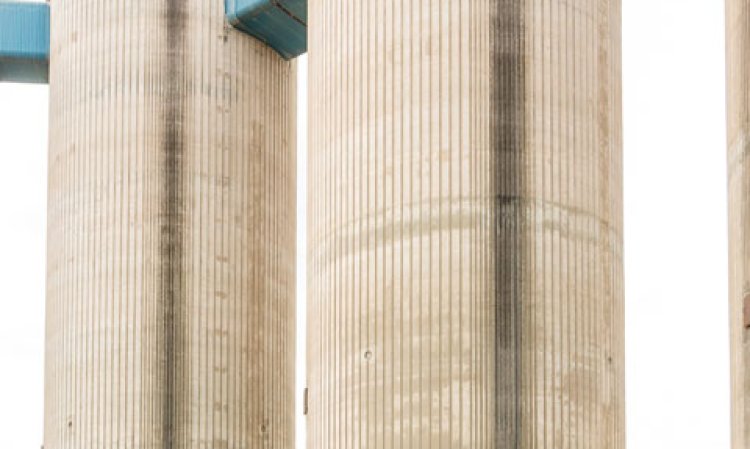 The plant’s imposing bulk cement load-out silos, for bulk truck loading. The plant’s geographical location is convenient for all of the UK’s northern cities, as well as those in the Midlands.