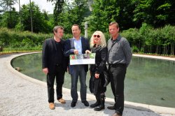 Figure 16: Leube celebrated 175 years in the cement industry in 2013. From left to right: Wolfgang Winter, Rudolf Zrost, Ona B and Berthold Horbelt with the Skulpturenwegfolder before the bust of Gustav Ernst Leube, company founder.