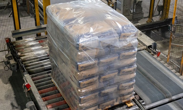 Cement is bagged by equipment from Haver & Boecker and Ventomatic. It is palletised by equipment from Beumer and packed by equipment from Beumer and Metral.