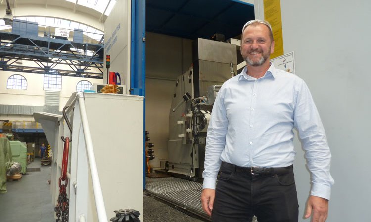 Wikov Gear’s Technical Director Radovan Raspl stands in front of a Gleason Pfauter P 2400 / 2800 hobbing machine.