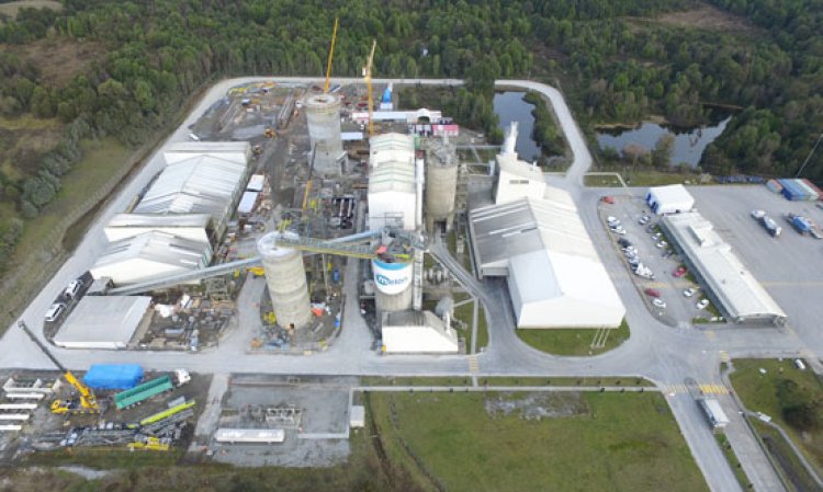 An overview of the Melón Cementos Puerto Montt plant in Chile during erection of the new mill.