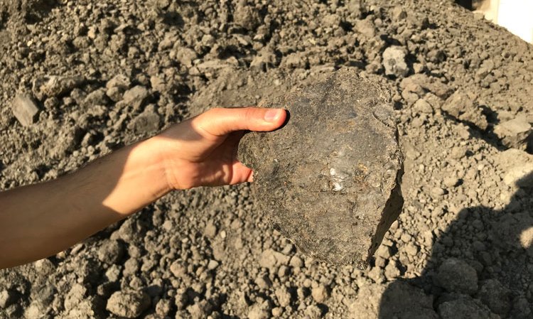 The Fushë Krujë Cement Factory’s unique sandy bituminous fuel, with calorific value of 3500kCal/kg and ash content of 50%.