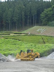 A D8 T series track-type tractor clears up the Chichibu demonstration centre arena. In the background, the varying grades offered by the centre can be seen.