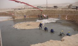 Levelling the foundations of the new homogenising silo.