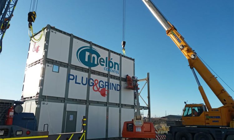 A Cemengal Plug&Grind Xtreme arrives at the Punta Arenas site.