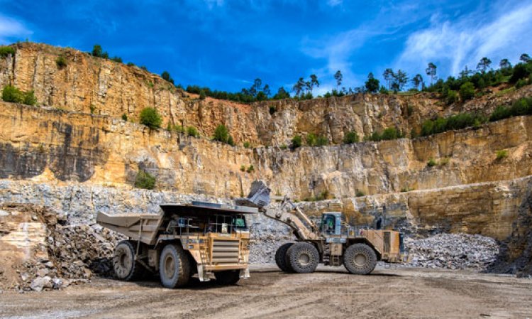 A front-end loader fills one of the plant’s three 90t haul trucks. Source: HeidelbergCement.