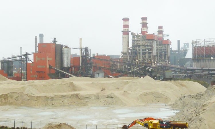 ArcelorMittal’s Dunkirk steel plant supplies the Ecocem plant with slag from two of its three blast furnaces.